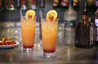 Alabama slammers cocktails på bardisken