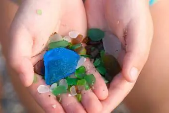 enfant tenant un verre de plage de mer dans les mains