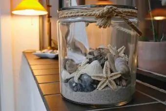 plage dans un pot artisanal avec du sable et des coquillages