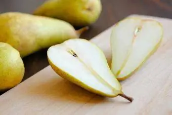 በመቁረጫ ሰሌዳ ላይ pears