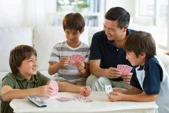 Padre e figli giocano a Go Fish