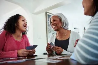 grootmoeder speelt Go Fish met familie