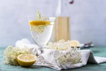 یک لیوان آب طعم دار با شربت گل سنجد و لیمو