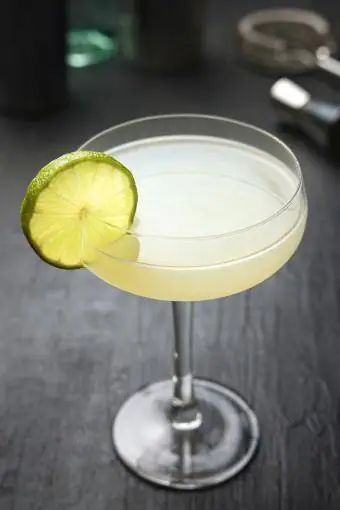 Daiquiri Cocktail met 'n lemmetjiewiel