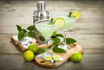 Margarita cocktail med lime og mynte