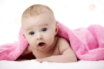 Bebê em um cobertor rosa