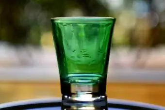 zöld shot üveg asztalon