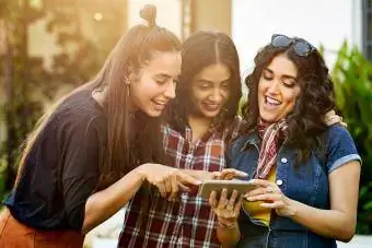 amigos lendo comentários de aniversário nas redes sociais no telefone