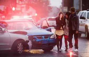 جوانان درگیر تصادف با ماشین