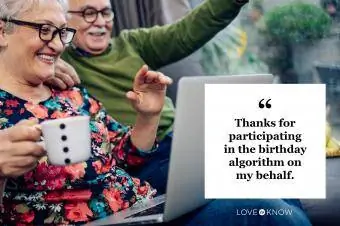 ბედნიერი უფროსი წყვილი კითხულობს დაბადების დღის კომენტარს ლეპტოპზე სოციალური მედიიდან