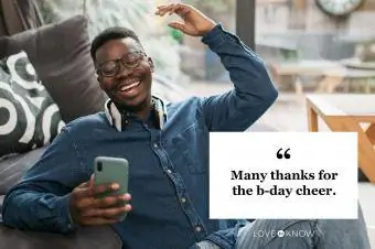 ბედნიერი ახალგაზრდა მამაკაცი, რომელიც კითხულობს დაბადების დღეს, უსურვებს კომენტარებს სოციალურ ქსელებში თავის ტელეფონზე