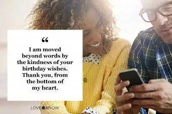 მადლიერი წყვილი, რომელიც ტელეფონით კითხულობს დაბადების დღის სურვილებს სოციალური მედიიდან