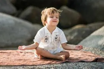 băiat tânăr care practică mindfulness