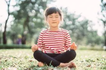 tânără care practică mindfulness