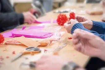 Des seniors fabriquent des décorations en papier crépon