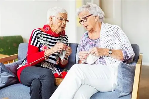 Mujeres mayores tejiendo