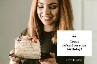 büyük bir parça doğum günü pastasına bakan kadın