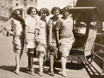 Jeunes femmes montrant leurs porte-jarretelles/ CIRCA ANNÉES 1920