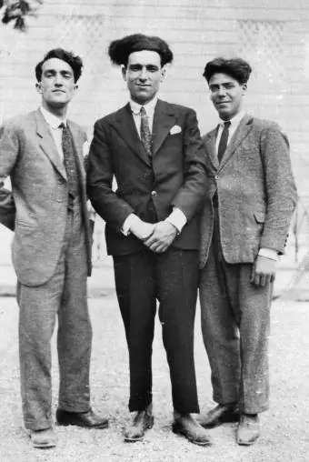 Trīs jauni vīrieši uzvalkos