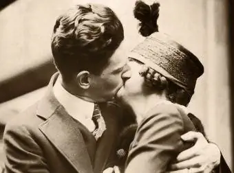 Couple s'embrassant / VERS ANNÉES 1920