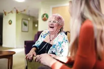 Yaşlı kadın, bakımevinde kendisini ziyaret eden genç bir kadınla konuşuyor