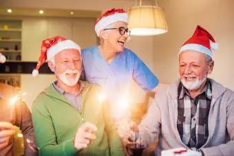 Les personnes âgées fêtent Noël