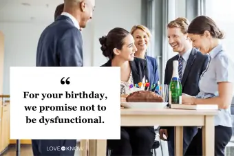 Kolléga születésnapját ünneplő munkatársak