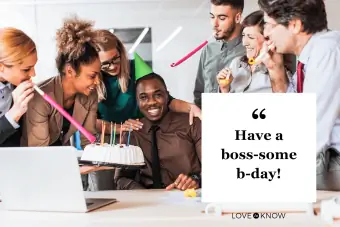 Homem comemorando aniversário no escritório