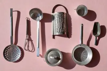 różne narzędzia kuchenne w stylu vintage