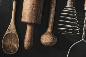 zabytkowe drewniane narzędzia kuchenne