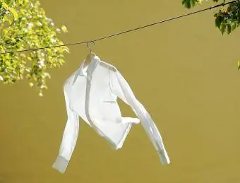 Këmishë e bardhë e varur në linjë