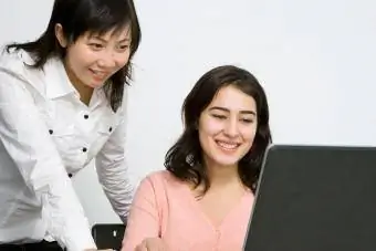 друзья вместе работают за компьютером