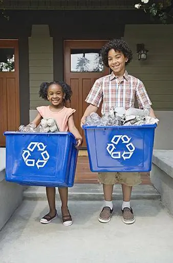 Kinderen met recyclingbakken