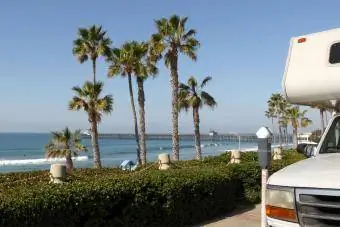 Van de campista RV na área da praia de San Diego