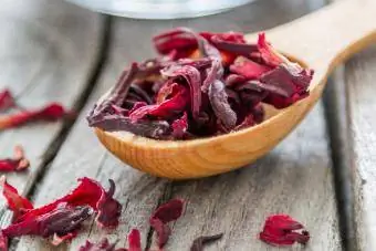 በእንጨት ማንኪያ ውስጥ ደረቅ hibiscus