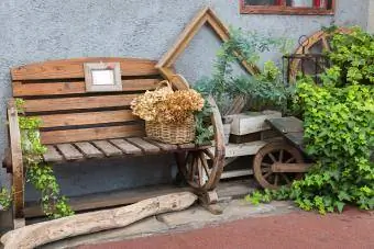 Hiasan gaya rumah ladang dengan bangku