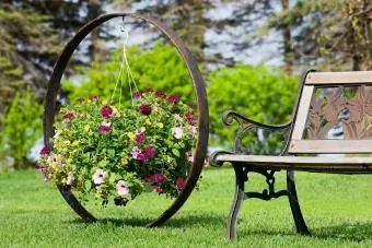 Cesta de flores colgando de la rueda del carro