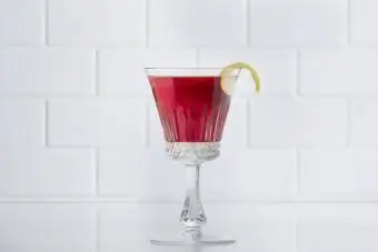 Koktail merah dengan hiasan lemon
