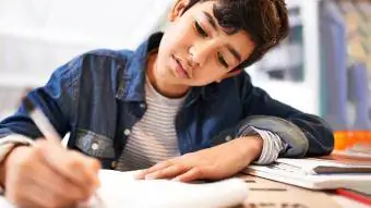 mladý chlapec dělá svůj domácí úkol
