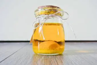 Orange na May Gin Sa Glass Jar