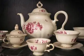 kolleksiya üçün köhnə antik çaydan və çay fincanları