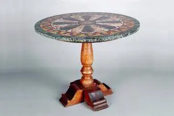 Runder Tisch mit eingelegter Marmorplatte
