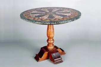 Round rooj nrog inlaid marble saum