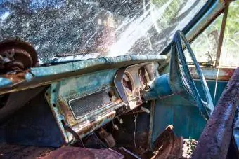 Främre interiör av en gammal övergiven bil