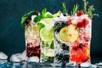 vrugte-geïnfuseerde gin highball cocktails