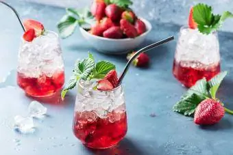 gin Smash cocktail mansikoilla