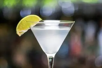 Cocktail với lát chanh ngọt ngào