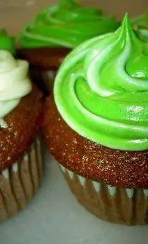 یک کیک کوچک با فراستینگ سبز.