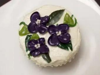 کاپ کیک تزئین شده با گل.