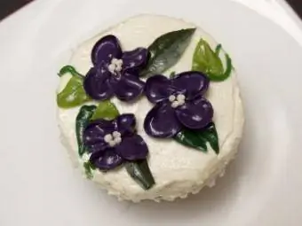 Un cupcake décoré de fleurs.